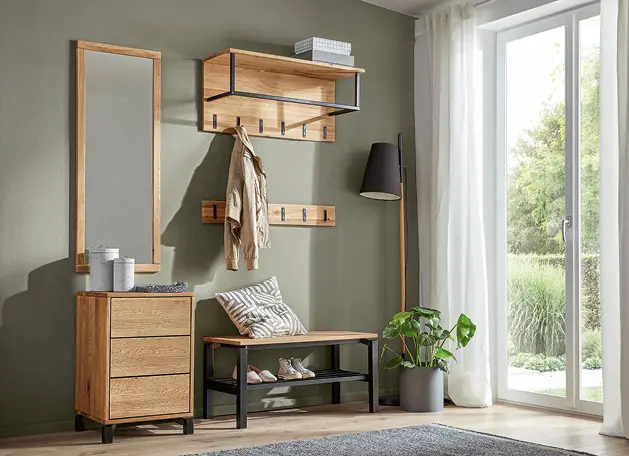 Garderobe mit Bank, Spiegel, Kommode und Wandhaken im Flur