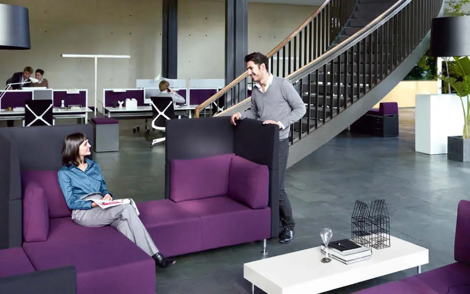 Ausgefallener Wartebereich in einer Firma.