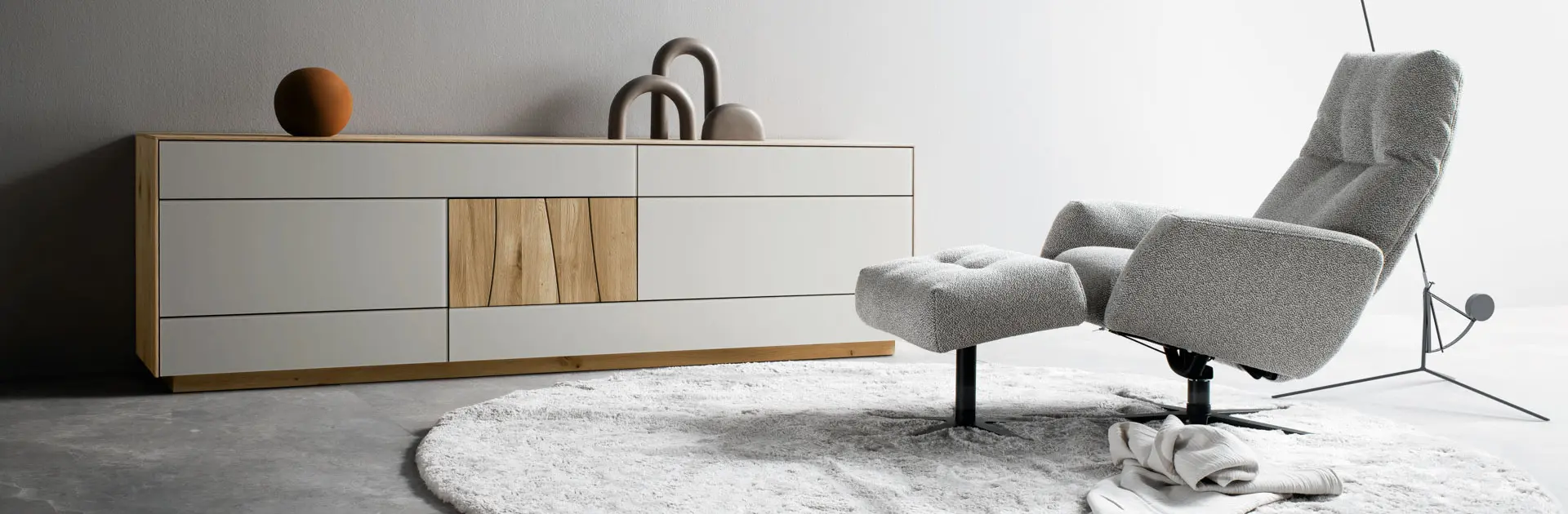 Relaxsessel und Sideboard