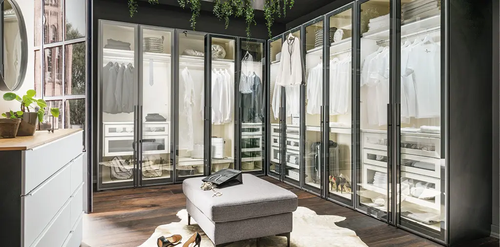 Begehbarer Kleiderschrank mit Glasfronten, Kleiderstangen und Schubladen