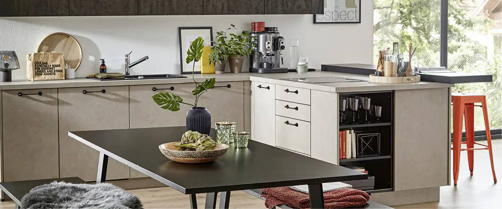 Kleine offene Küche mit Essbereich, Stauraumregal und Arbeitsplatte.