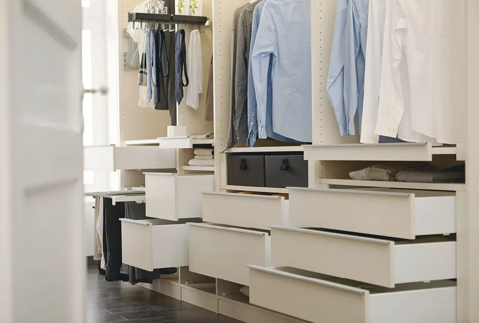 Nahaufnahme von Schrankfront aus Glas und Holz mit Metallprofil