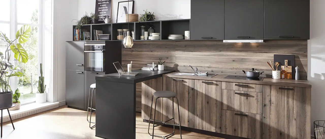 Moderne Küchenzeile mit schwarzen und hölzernen Fronten