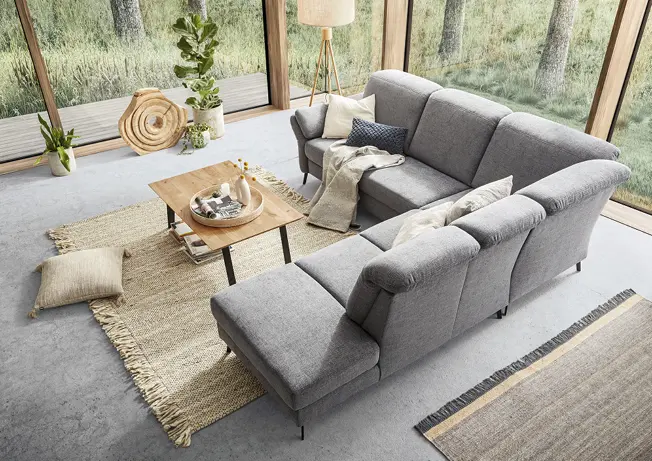 Hellgraues Sofa in offenem Wohnzimmer mit Panoramafenstern