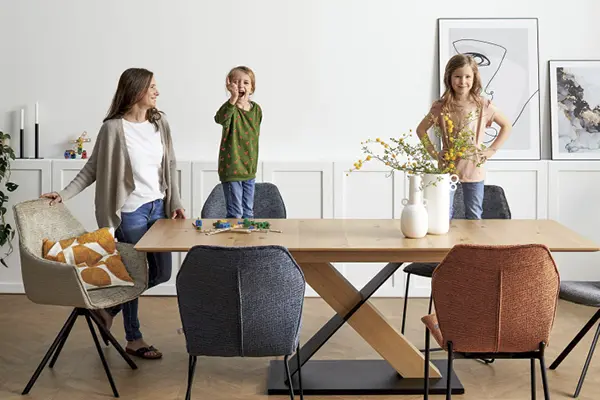 Familie am ausziehbaren Esstisch