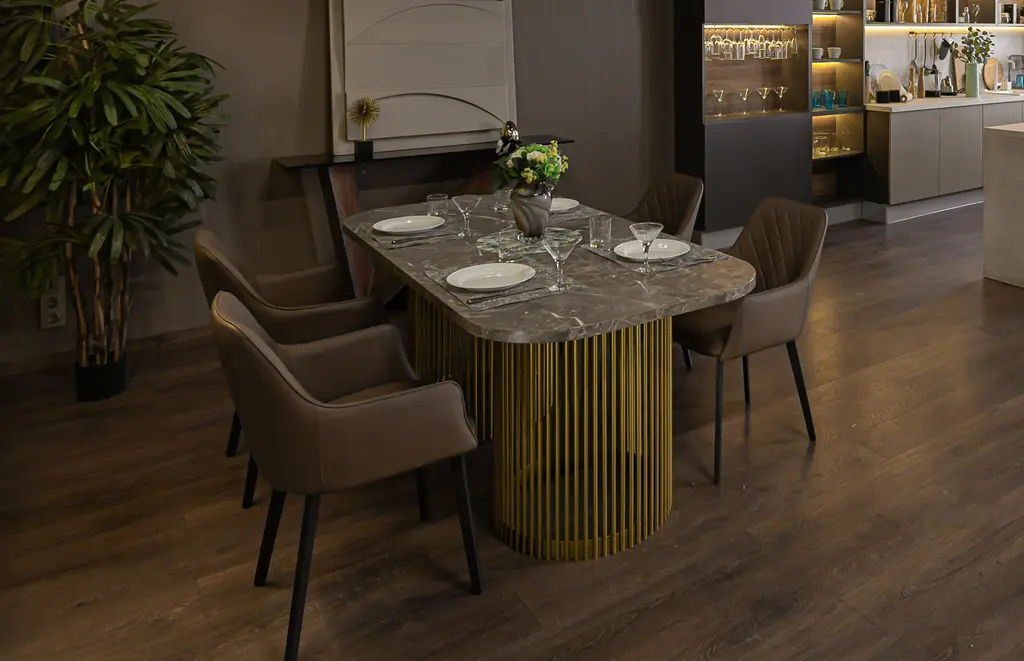 Restaurant Esstisch ordentlich gedeckt