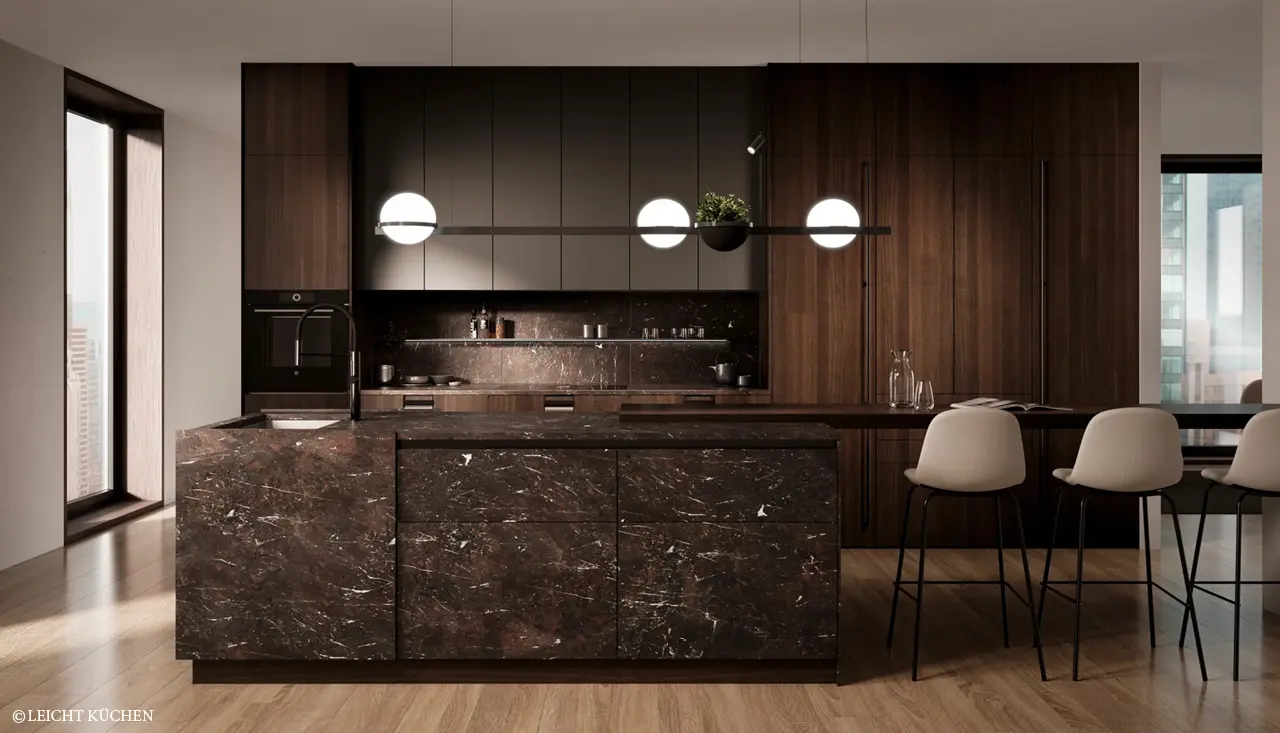 Stilvolle Leicht Küche in dunklem Mamor mit moderner Kochinsel, Induktionskochfeld, Spüle und hochwertigen Einbaugeräten. Elegante Einbauküche mit viel Stauraum und edler Holzoptik für zeitgemäßes Wohnen und Kochen.