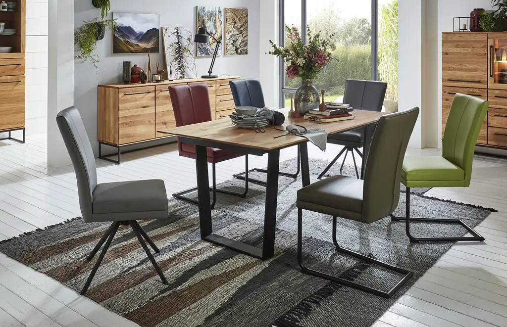 Jung eingerichtetes Esszimmer