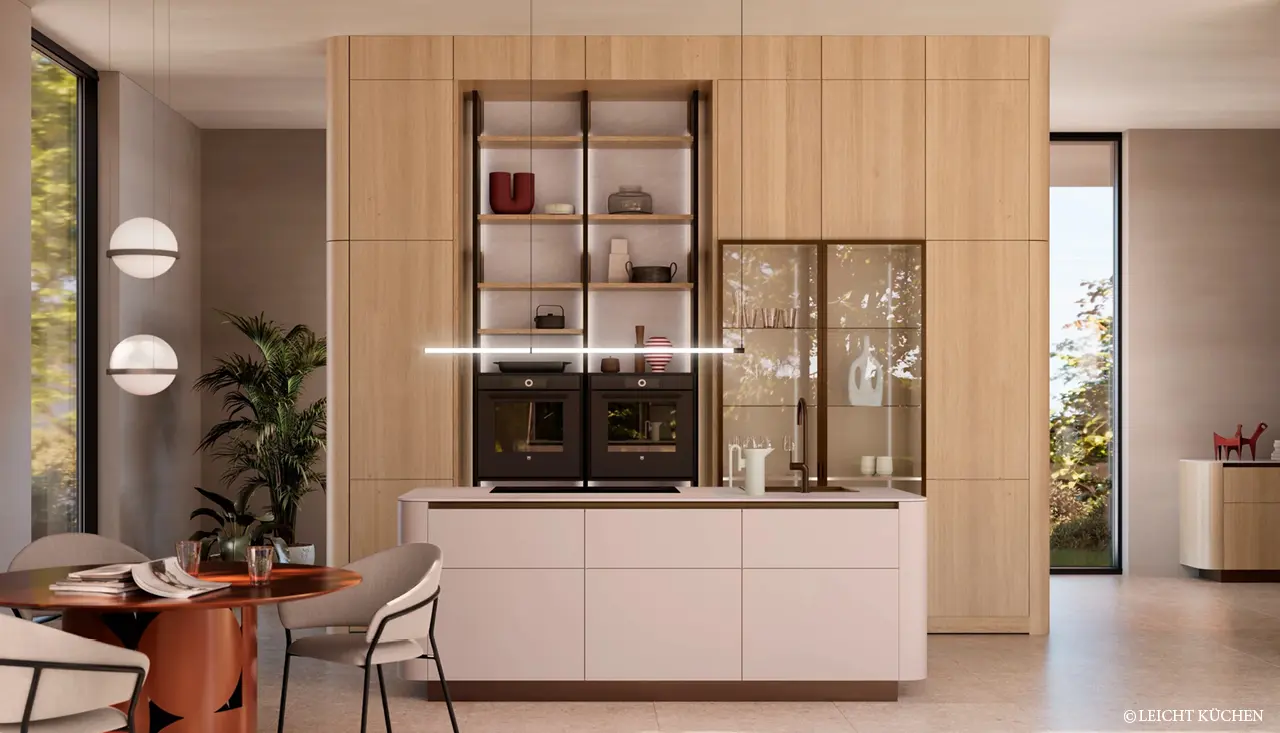 Stilvolle Leicht Küche in hellem Design mit großer Kochinsel, weißer Arbeitsplatte und integriertem Induktionskochfeld. Moderne Einbauküche mit Barhocker, Esstheke und hochwertiger Ausstattung für luxuriöses Wohnen.