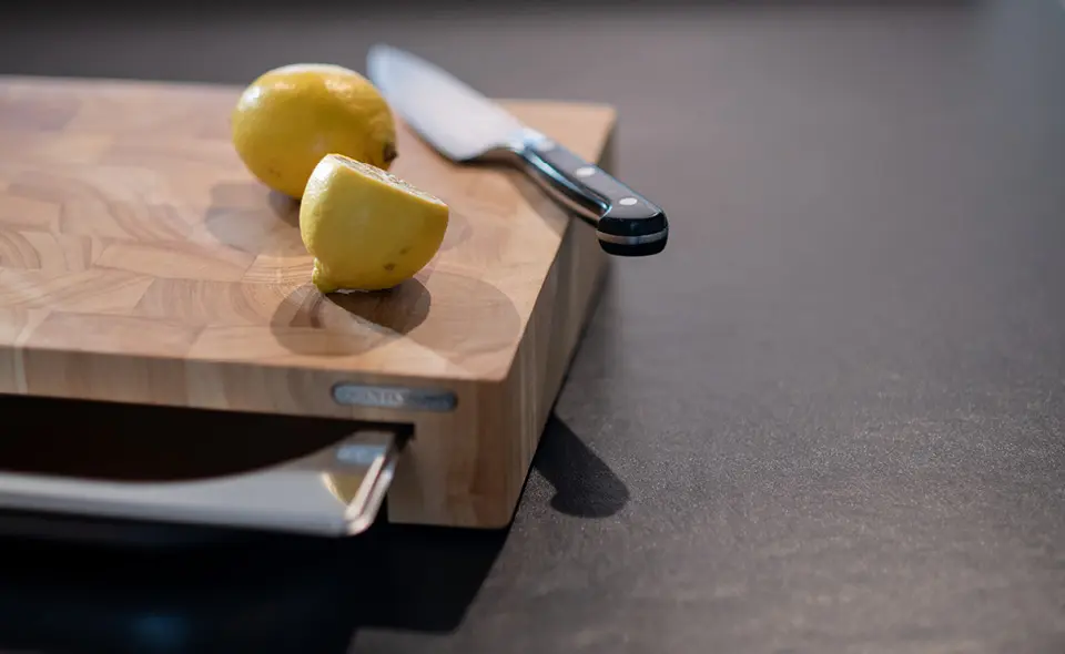 dunkle Arbeitsplatte mit Schneidebrett