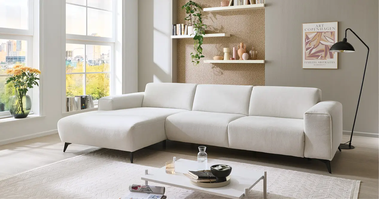 Helle Loungecouch mit Recamiere im Wohnzimmer, Couchliebe Lounge Inspiration.