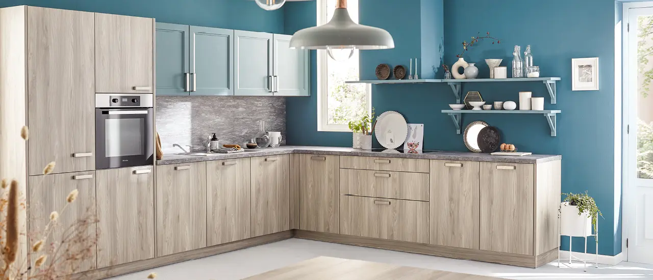 Hellbraune Winkelküche mit Steinarbeitsplatte und Hellblauen Akzenten