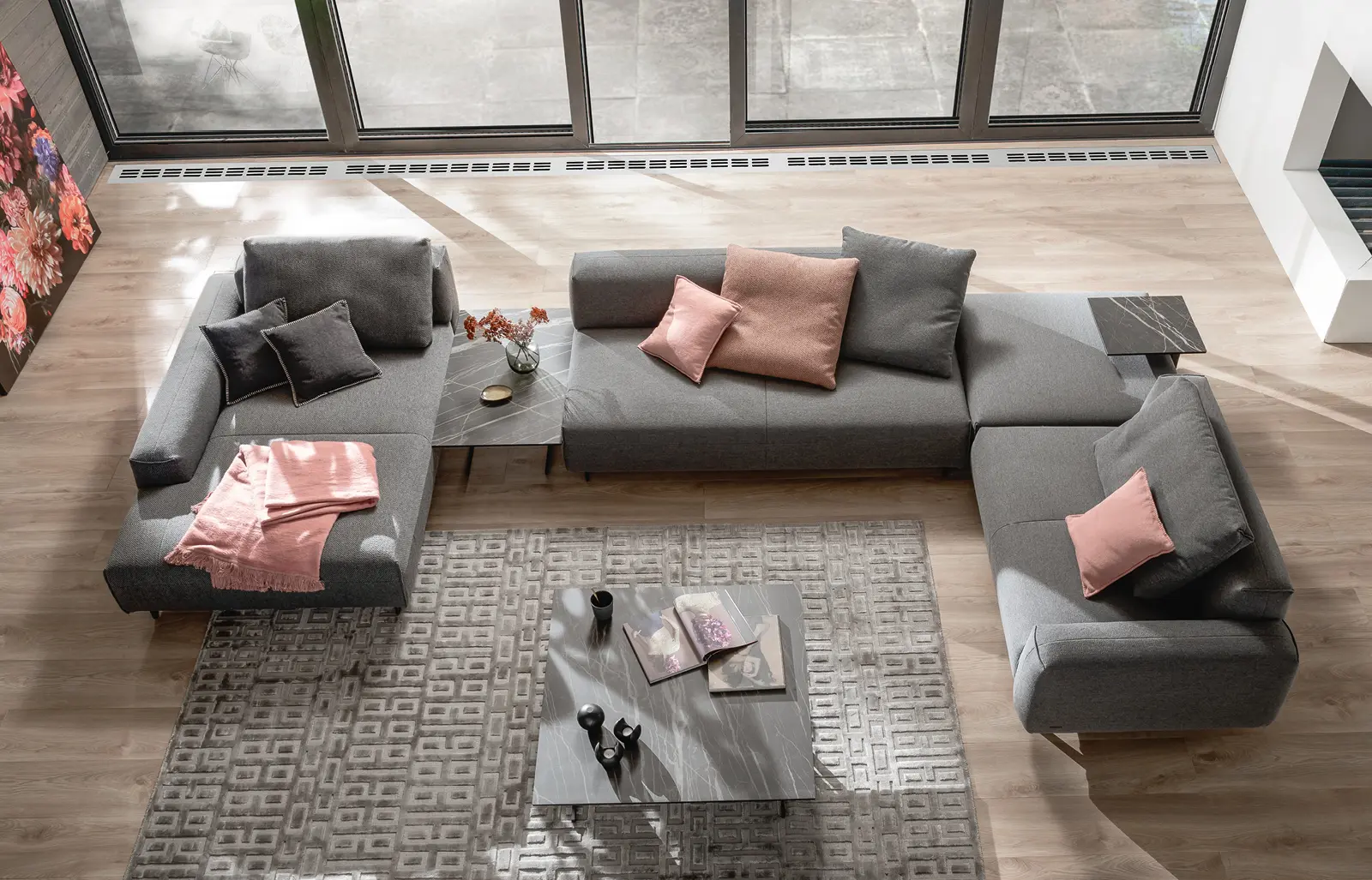 Eine Wohnlandschaft benötigt Platz, denn es handelt sich dabei um eine sehr große Couch.