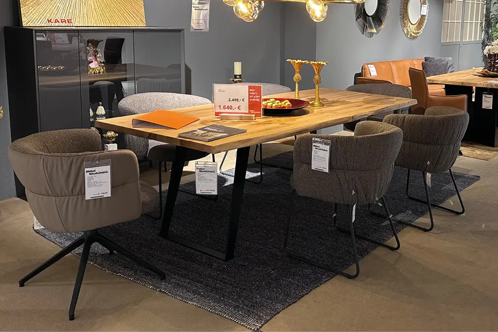 Esszimmer mit stilischem Esstisch und dazu passenden Stühlen