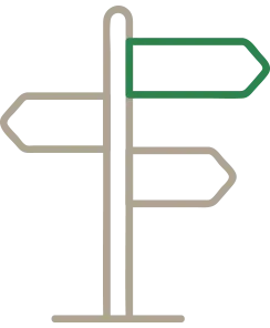 Wegweiser mit mehreren Pfeilen, ein Pfeil grün hervorgehoben, Symbol für Orientierung und Auswahl im Möbelhaus