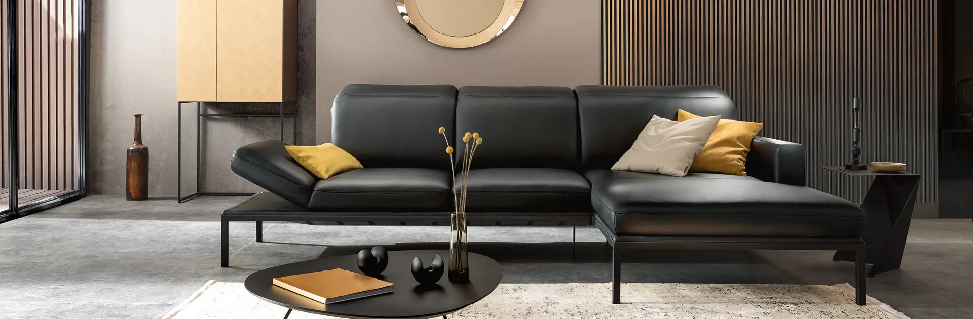 edles schwarzes Ledersofa in modischem Wohnzimmer