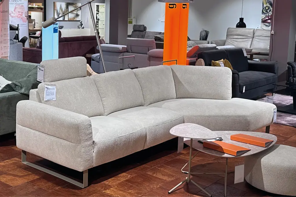 Ecksofa im hell eingerichteten Wohnzimmer mit passendem Couchtisch