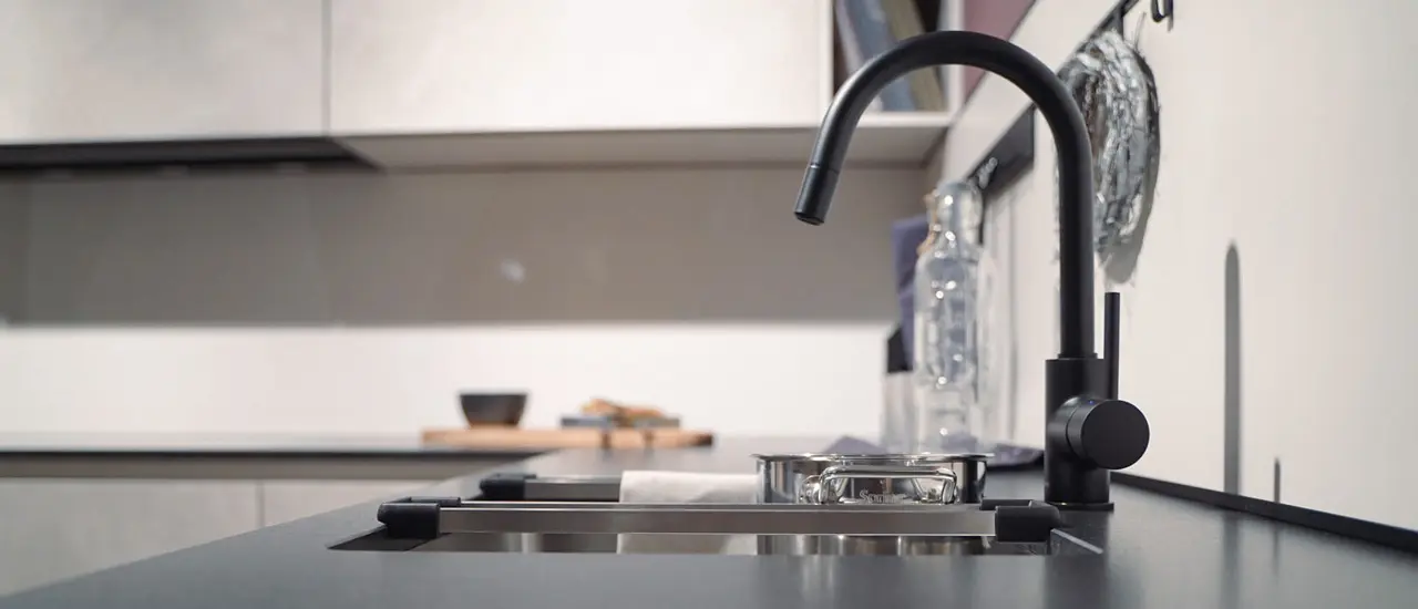 Schwarzer Wasserhahn in moderner Küche