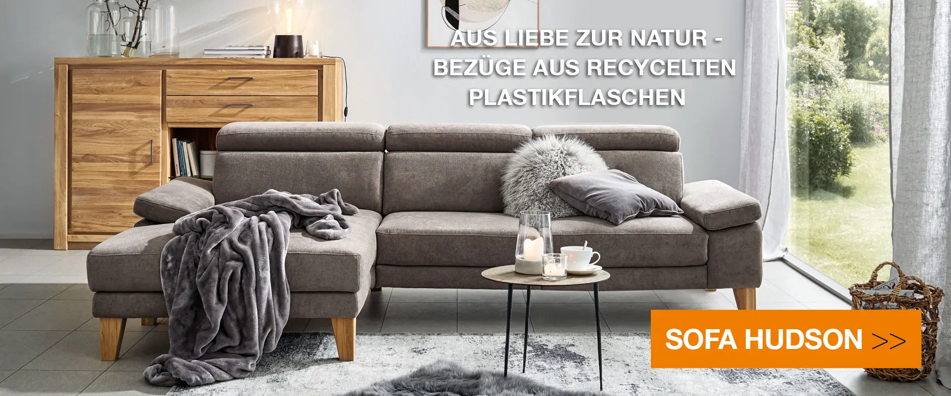 Graubraunes Stoffsofa in gemütlichem Wohnzimmer