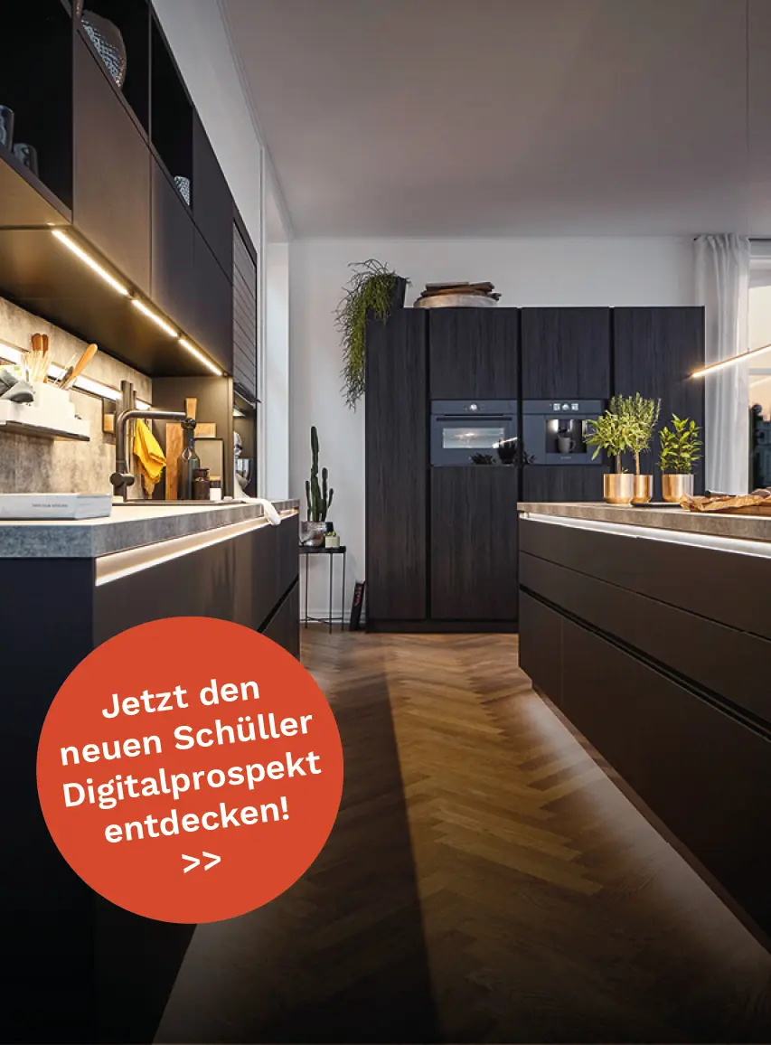 Schwarze Inselküche mit Beleuchtung.