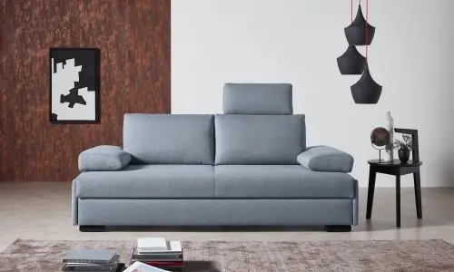 Sie sehen ein Schlafsofa, das zu einem vollwertigem Doppelbett ausgezogen werden kann