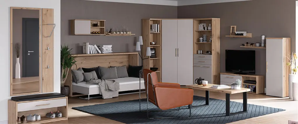 Modern eingerichtetes Wohnzimmer mit Wohnwand aus Holz, Schlafsofa, Sessel und Couchtisch in warmen Naturtönen. Offenes Wohnkonzept mit Stauraum, Regalflächen und harmonischer Beleuchtung für stilvolles Wohnen.