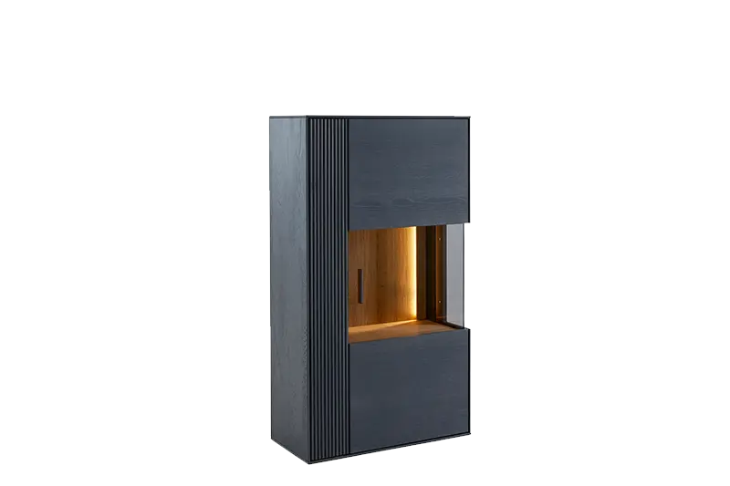 Vitrine Global Wohnen Estana in Eiche in der Farbe Anthrazit mit Beleuchtung.