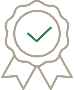 Rundes Abzeichen mit Band und grünem Häkchen in der Mitte, Symbol für geprüfte Qualität und Auszeichnung