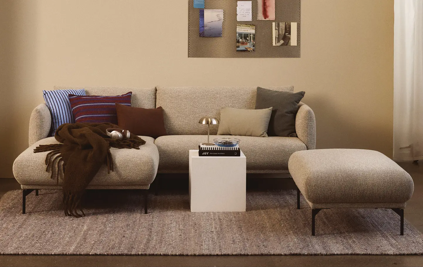 Helles Sofa mit Ottomane, Kissen und Beistelltisch im Wohnzimmer