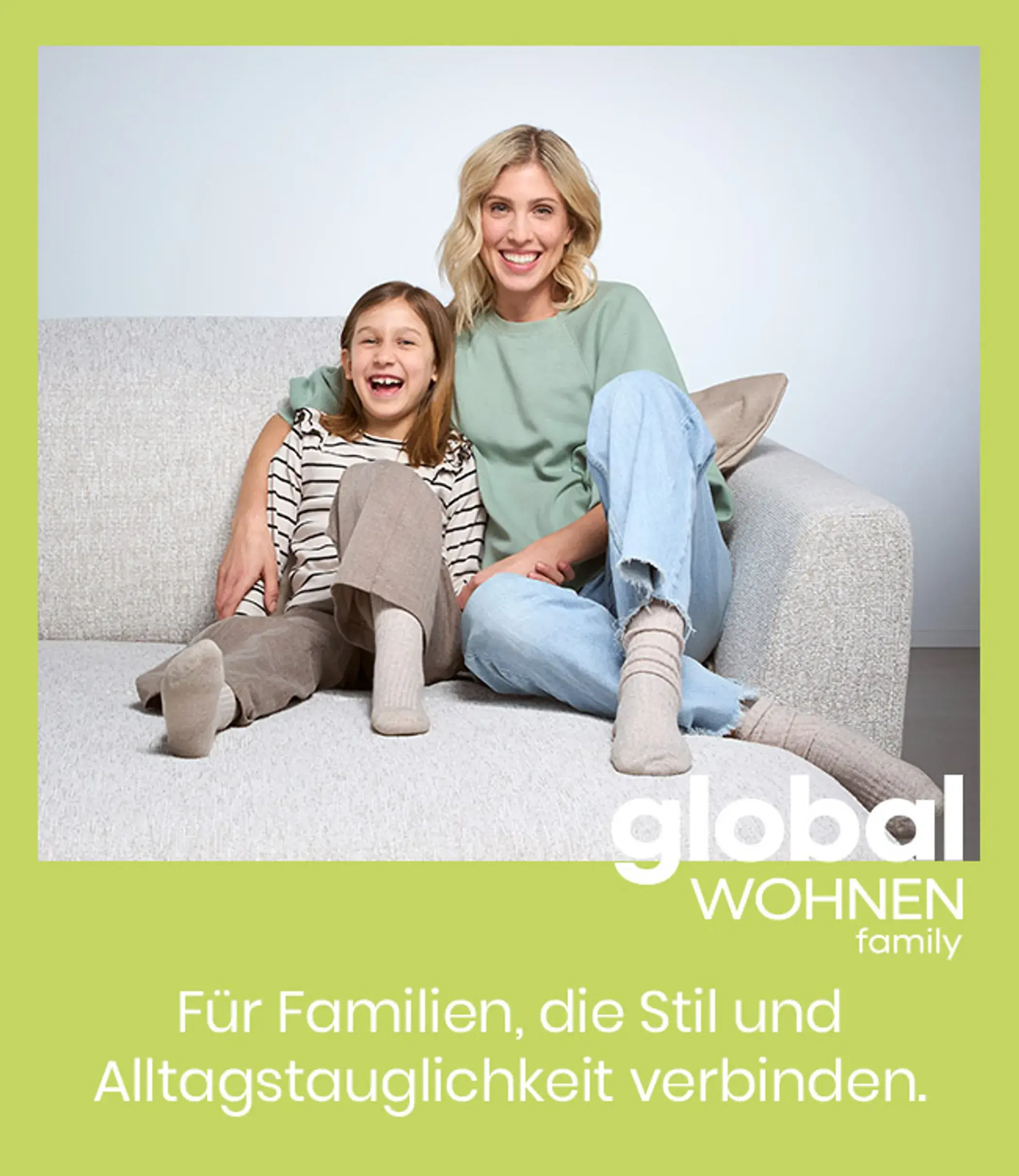 Mutter und Tochter sitzen lachend auf einem hellen Sofa der Linie Global Wohnen Family und stehen für familienfreundliche Polstermöbel mit Stil, Komfort und alltagstauglicher Qualität.