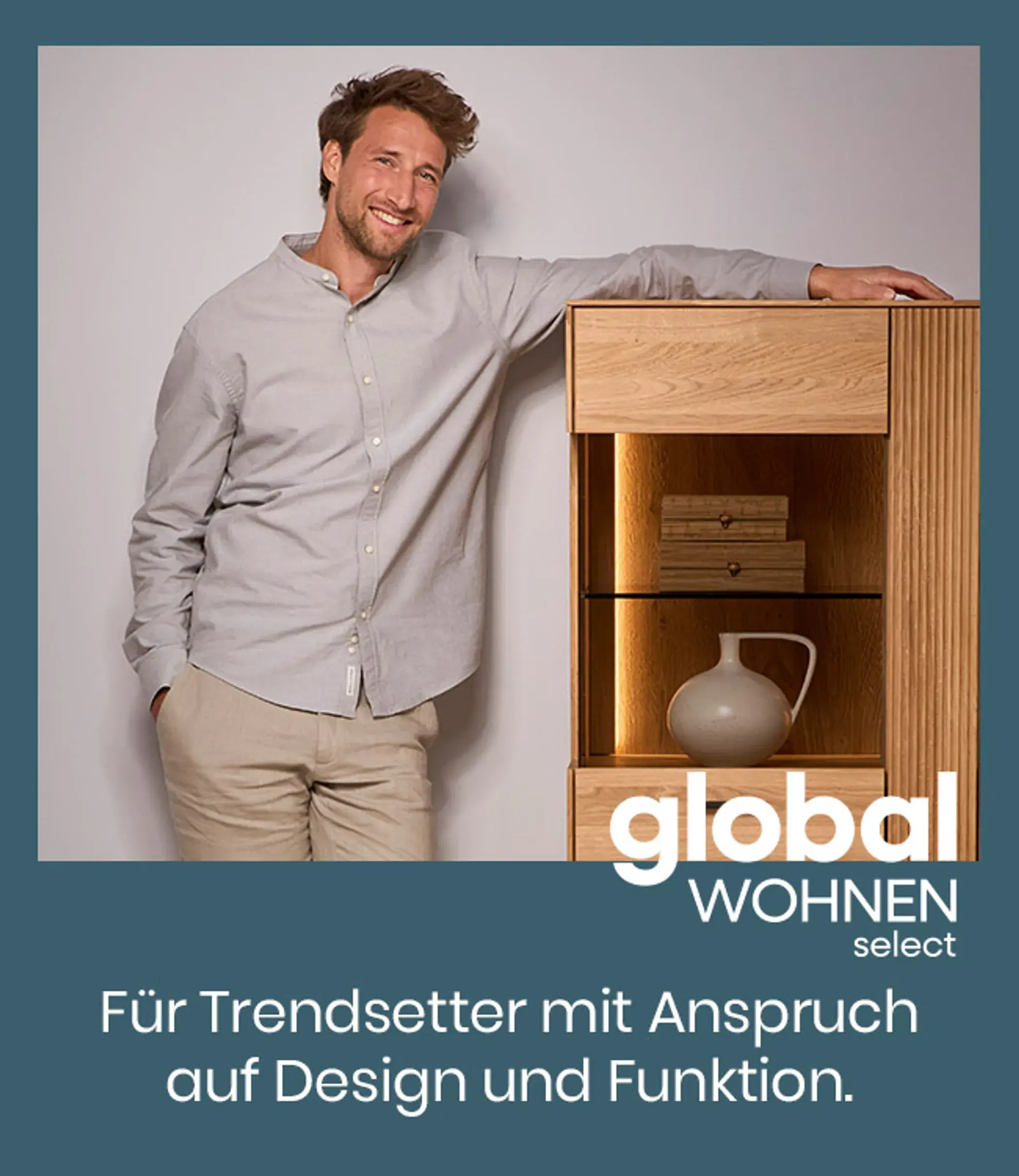 Mann lehnt lässig an einem modernen Wohnmöbel aus Holz der Linie Global Wohnen Select und präsentiert hochwertige Designmöbel mit klarer Formensprache und funktionalem Stauraum für anspruchsvolle Einrichtung.