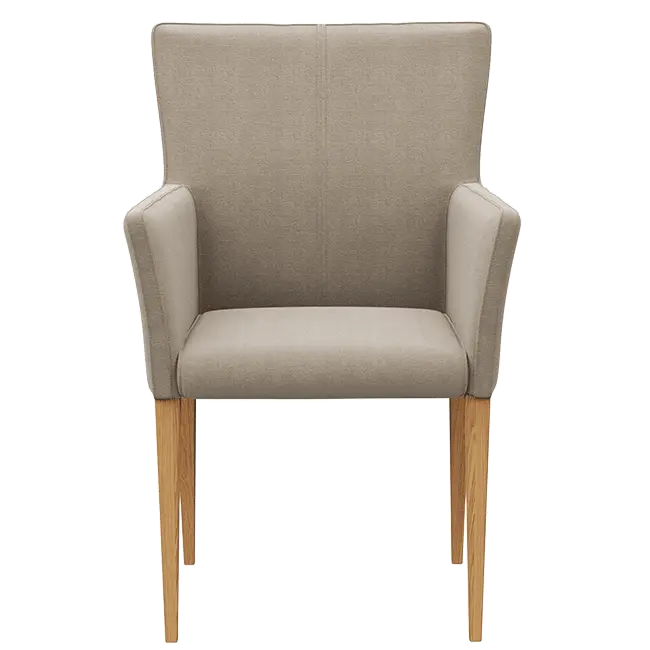 Beiger Armlehnstuhl mit beigem Holzgestell.