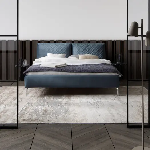 Hellbraunes Bett mit Lederbezug mit Nachttisch und Kommode in stylischem Schlafzimmer