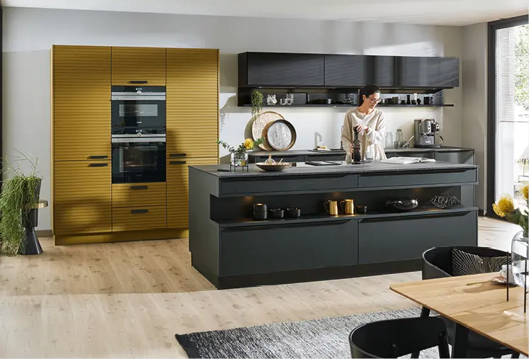 Anthrazitfarbene Inselkueche mit goldgelbem Schranksegment