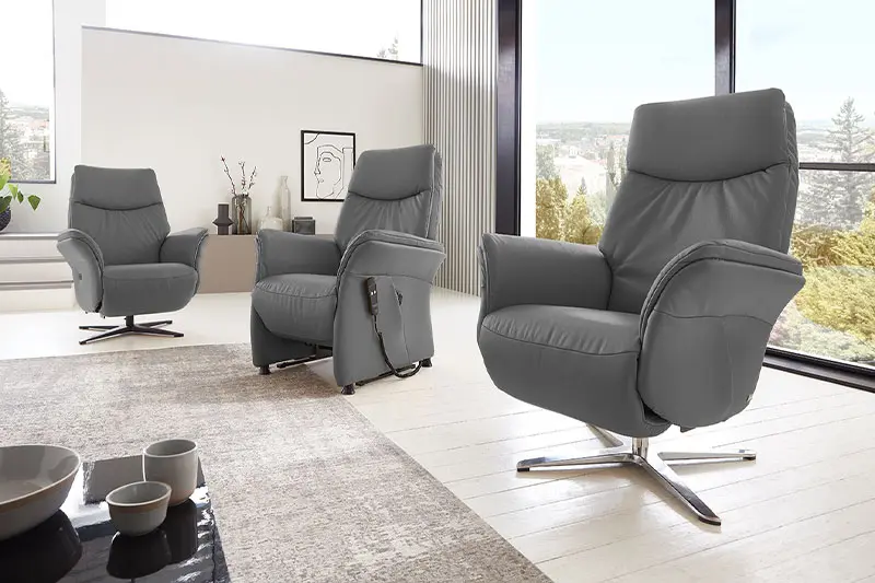 Drei dunkelgraue Fernsehsessel mit unterschiedlichen Füßen nebeneinander.