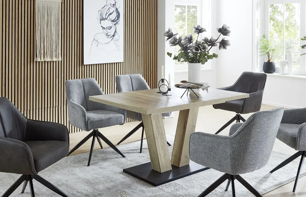 Modernes Esszimmer mit verschiedenen Stühlen