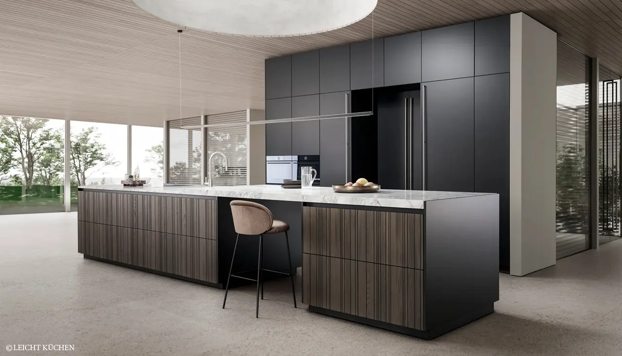 Moderne LEICHT Küche mit Kochinsel in Weiß und Holzoptik bei Möbel Wiedemann in Igersheim.