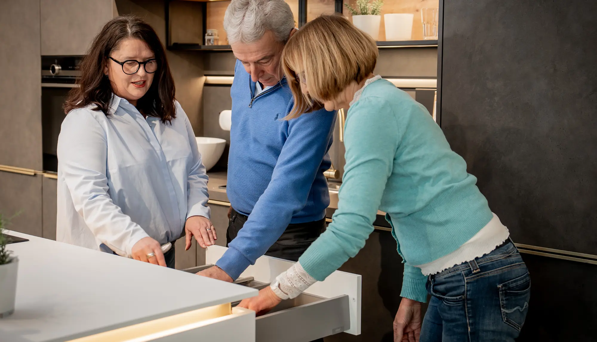 Pärchen plant den Stauraum ihrer neuen Küche in der Küchenausstellung
