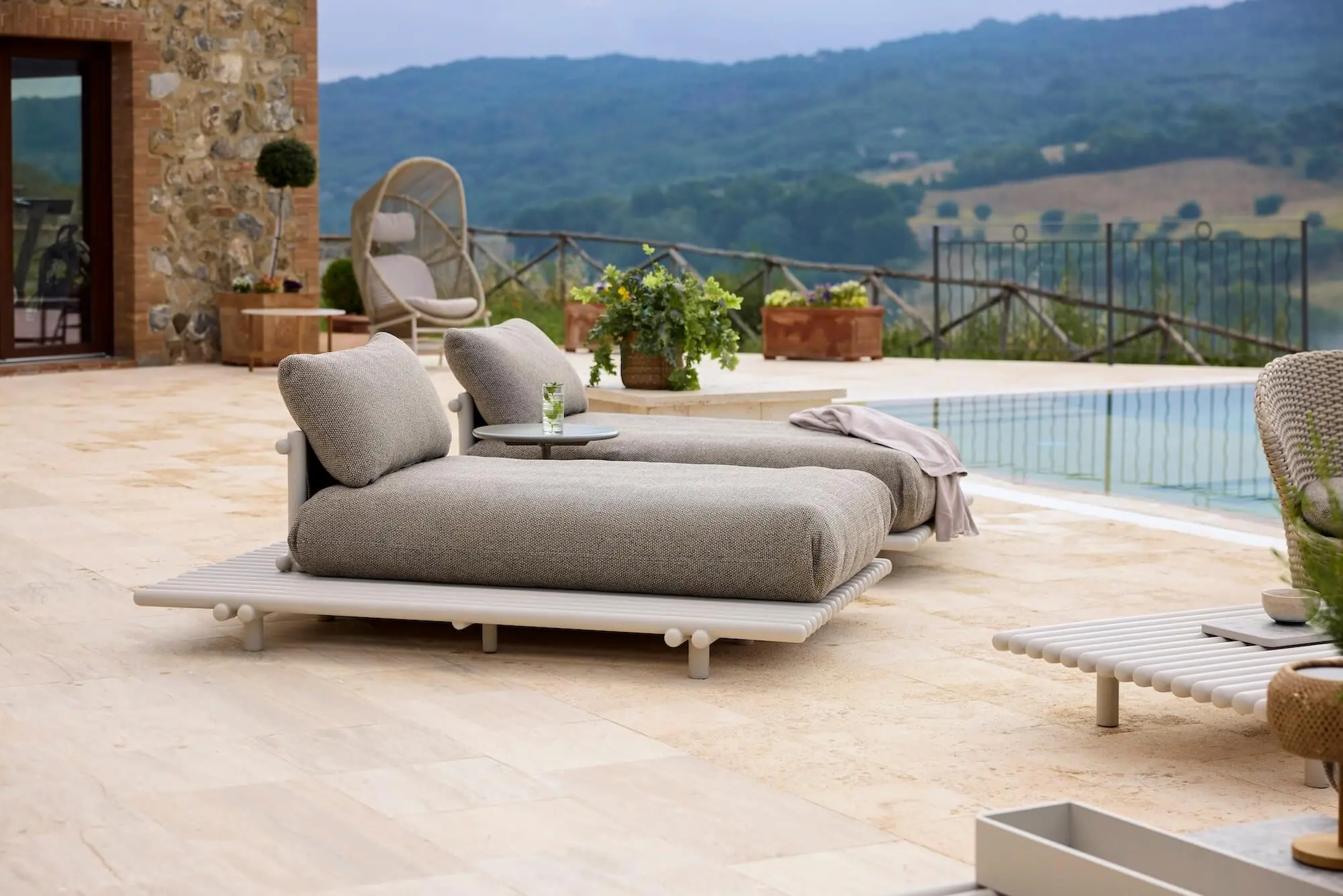 Cane_Line_Liegen_Sandgrau