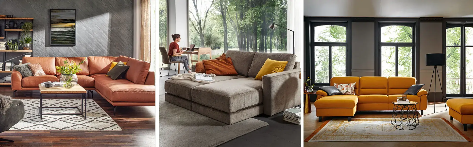 Dreiteiliges Motiv mit orangem Ecksofa links vor Regal, grauem Sofa mit Kissen vor grosser Fensterfront in der Mitte und gelbem Sofa rechts vor hohen Fenstern.