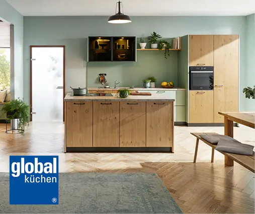 Helle Inselkueche mit Holzfronten