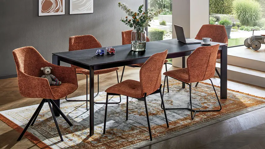 Esstisch mit orangefarbenen Stühlen in modernem Esszimmer