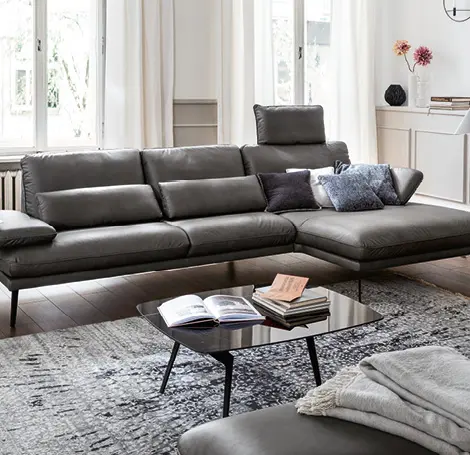 Der Couchtisch im Wohnzimmer dient als Ablagefläche und als Wohnaccessoire.