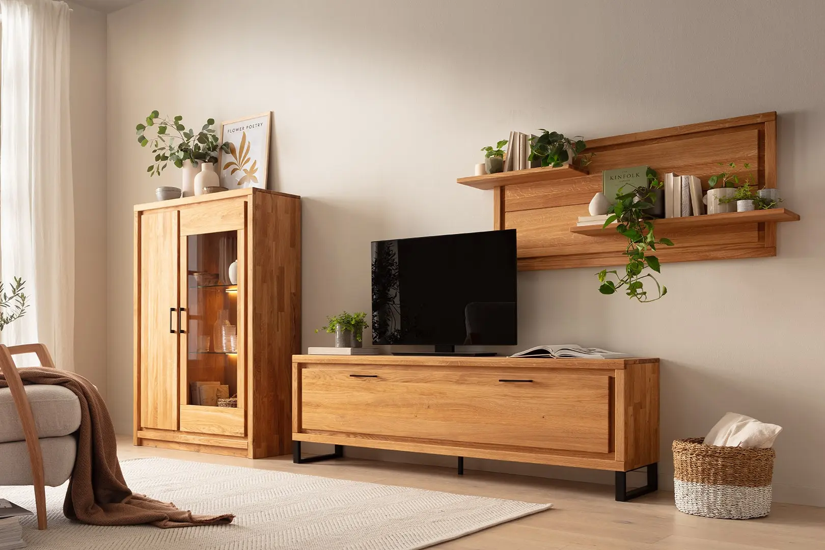 Wohnwand aus hellem Holz mit Pflanzen dekoriert.