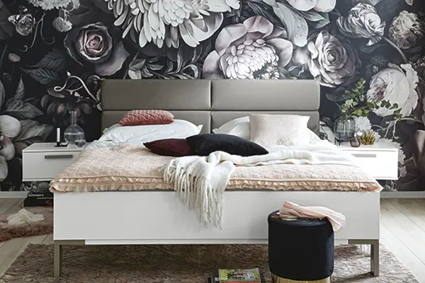 Muster an der Schlafzimmerwand geben dem Raum eine individuelle Note.