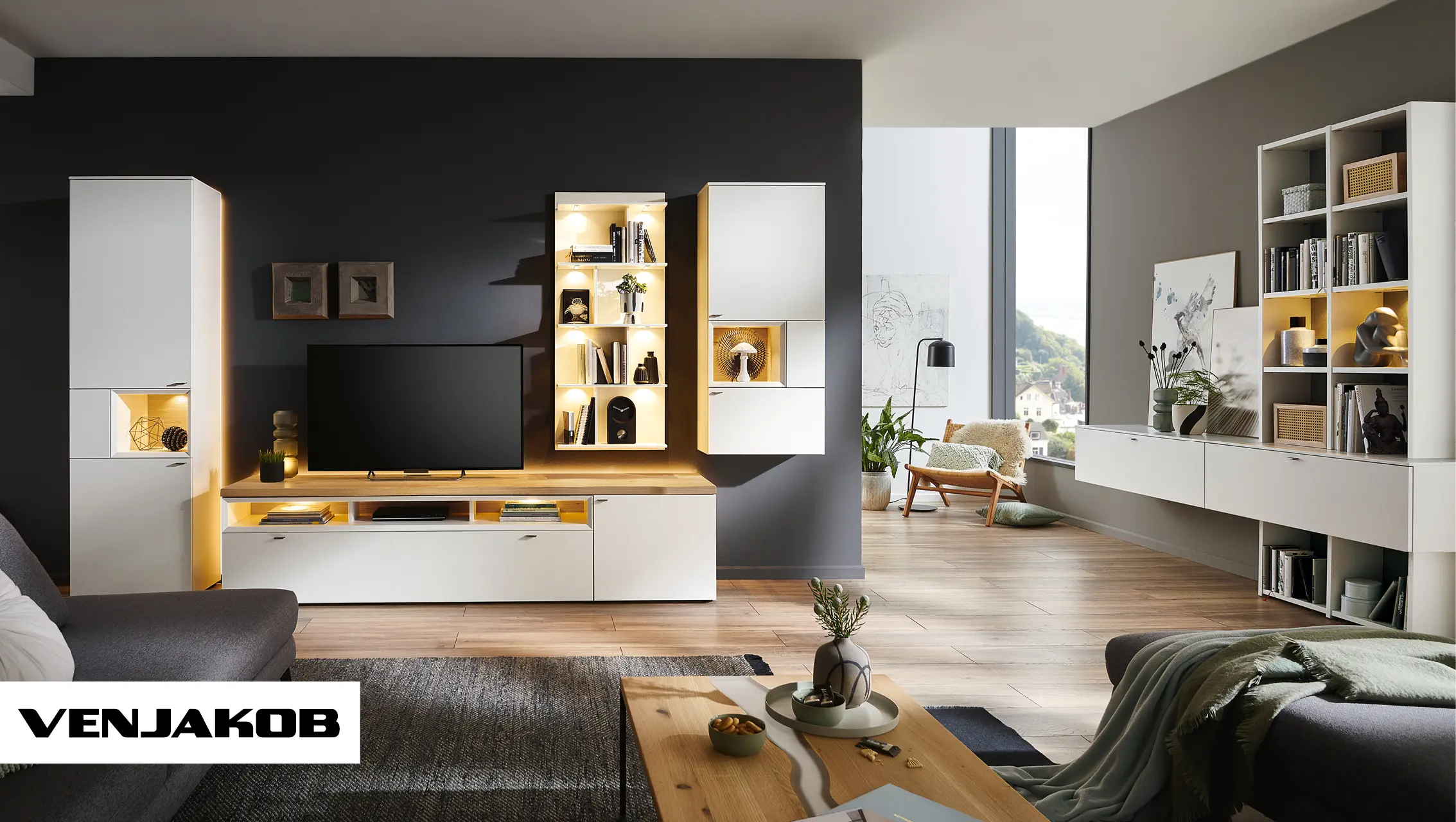 Weisse wohnwand mit Holzakzenten in offenem Wohnzimmer