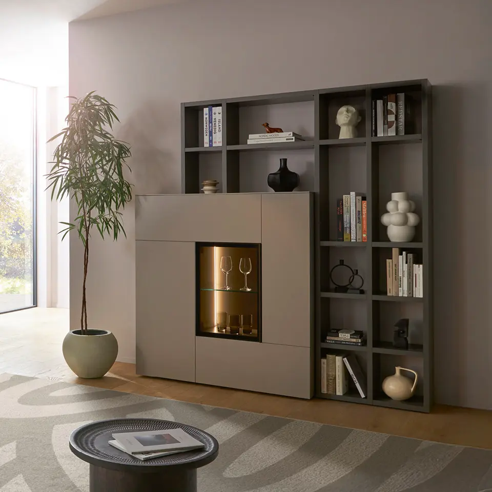 Wohnregal mit beleuchteter Vitrine und Deko im Wohnzimmer.