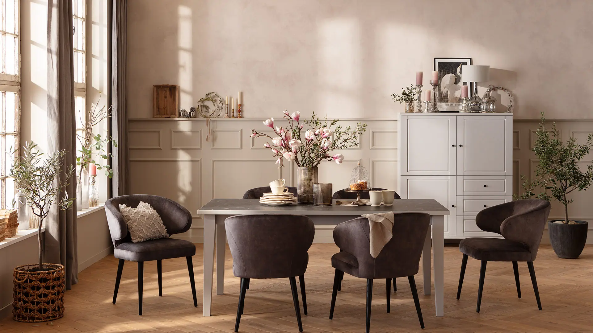 Lebensart Esstisch Stanford mit roséfarbenen Blumen und dekorativem Geschirr