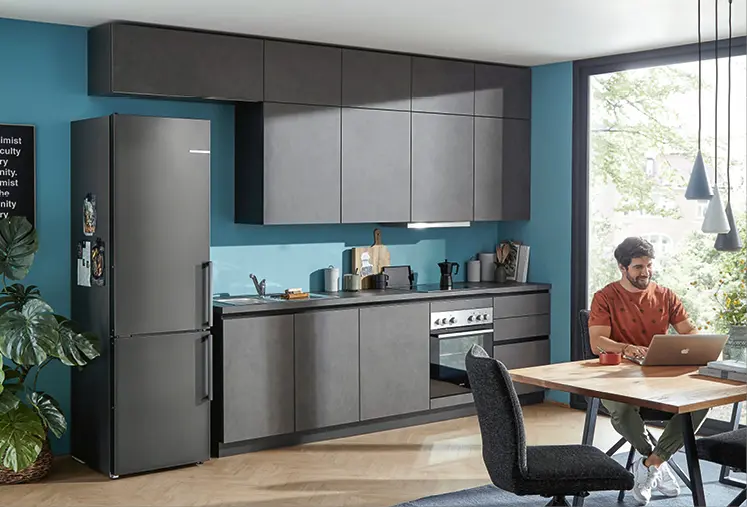 Edle anthrazitfarbene Kuechenzeile mit Kochfeld, Backofen und Kuehlschrank