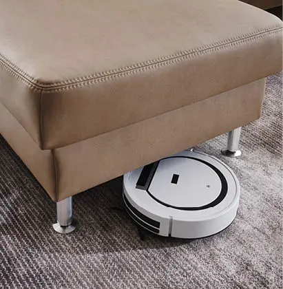 Staubsaugerroboter unter beigem Ledersofa
